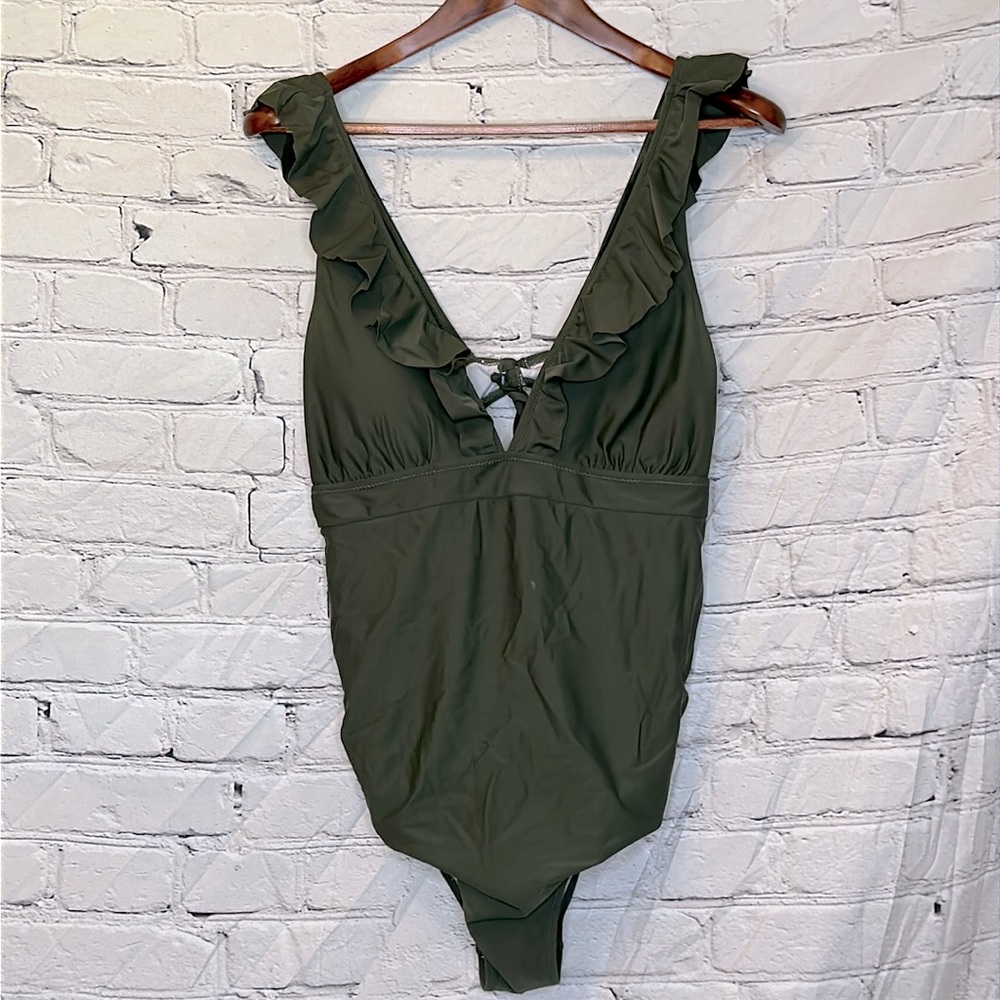 Cupshe Green Ruffled One-Piece Swimsuit Size 2X Excellent Condition
